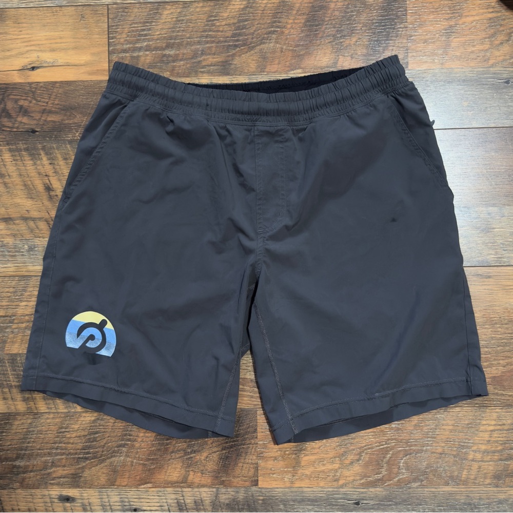 Rhone Mako 9" Shorts Mens Size large L Athletic Gym Peloton Logo Gray